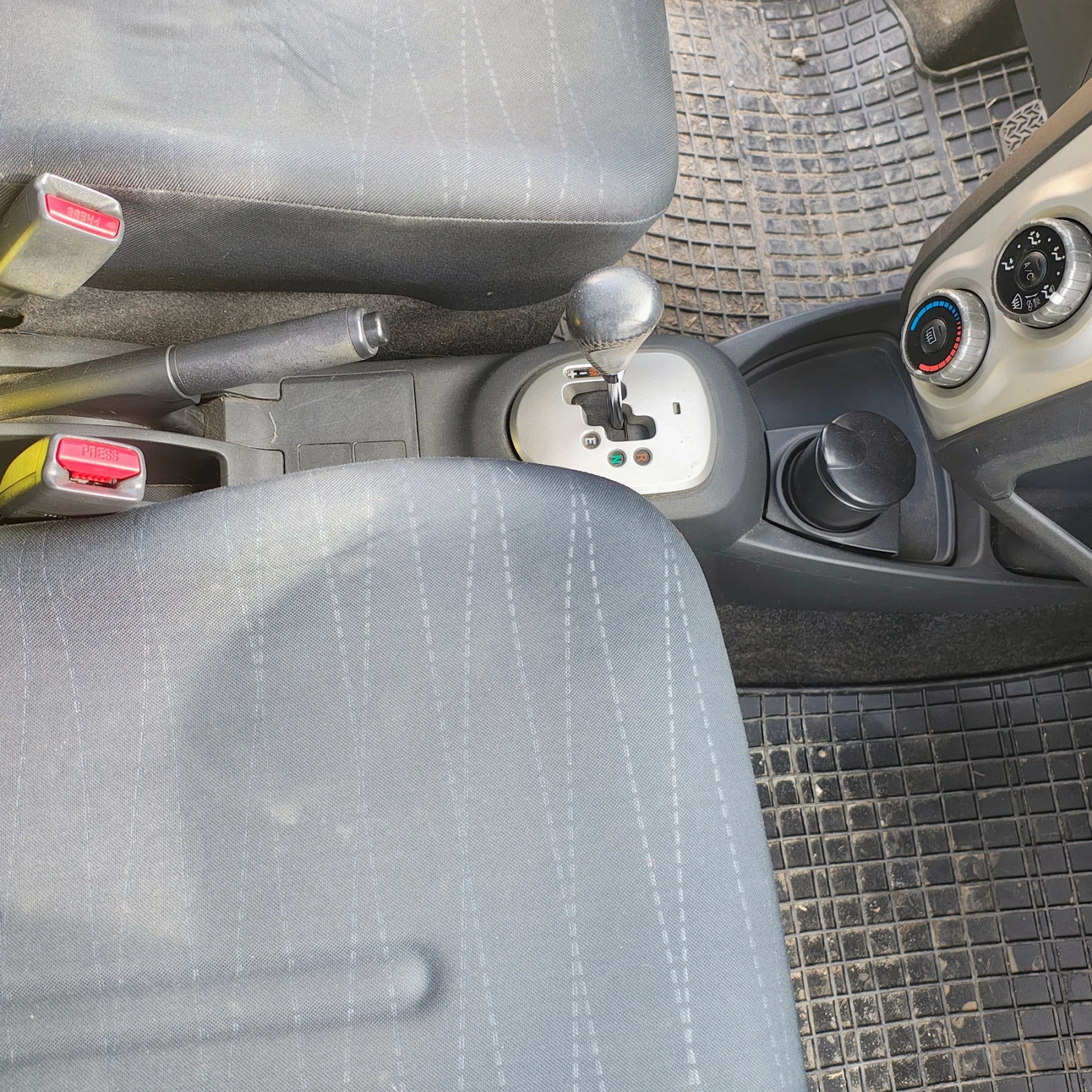 Toyota Yaris, снимка 4 - Автомобили и джипове - 53871776