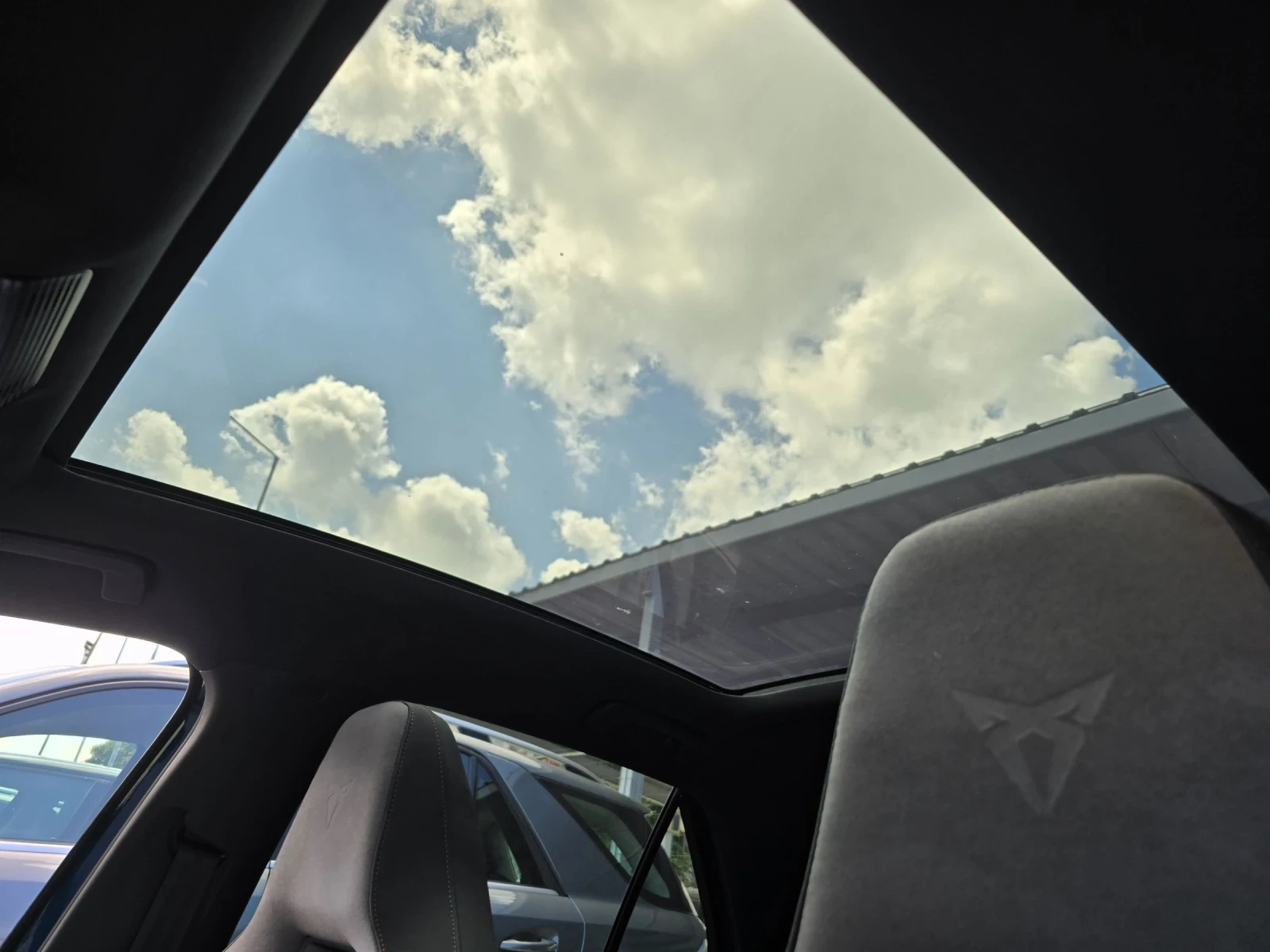 Cupra Born 150KW 62KWH 360 Масаж Head up Панорама Алкантара , снимка 17 - Автомобили и джипове - 55034617