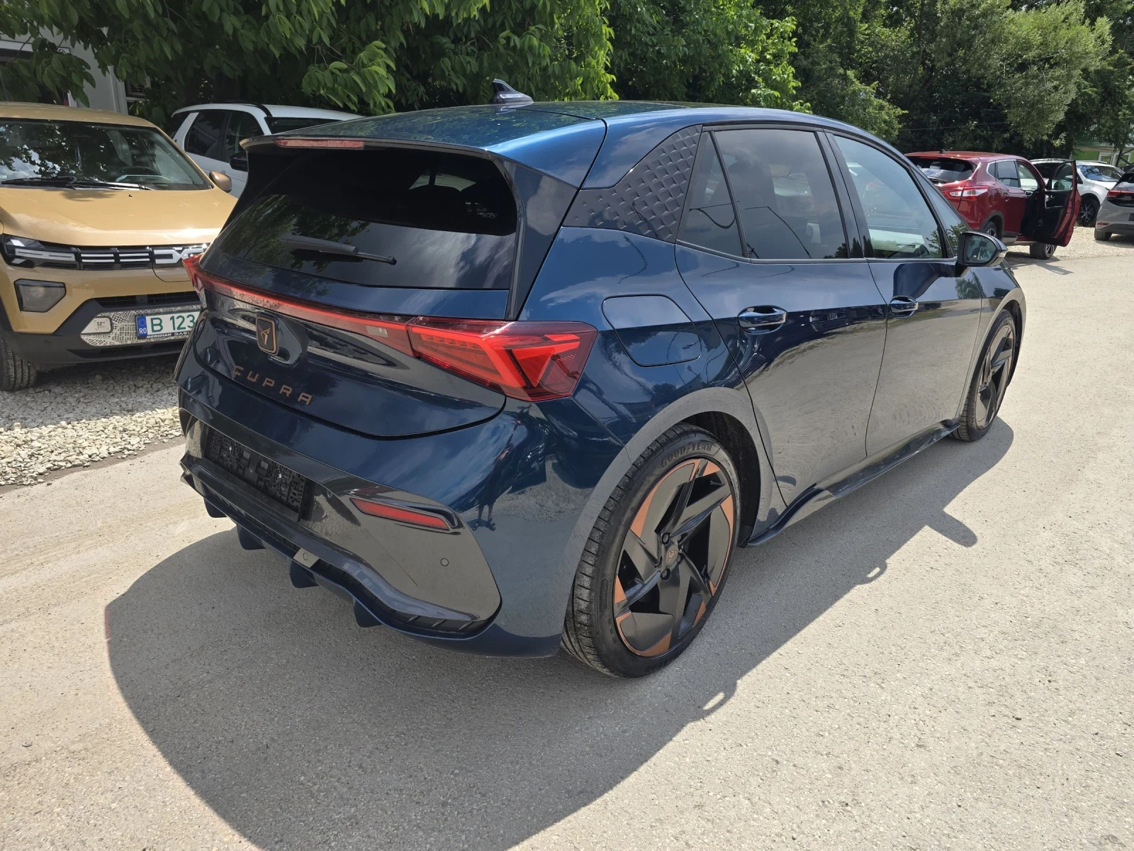 Cupra Born 150KW 62KWH 360 Масаж Head up Панорама Алкантара , снимка 5 - Автомобили и джипове - 55034617