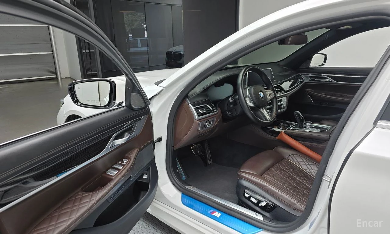 BMW 740 M* SPORT* HARMON* KARDON* ДИГИТАЛНО* ТАБЛО* 360КАМ, снимка 5 - Автомобили и джипове - 55421762