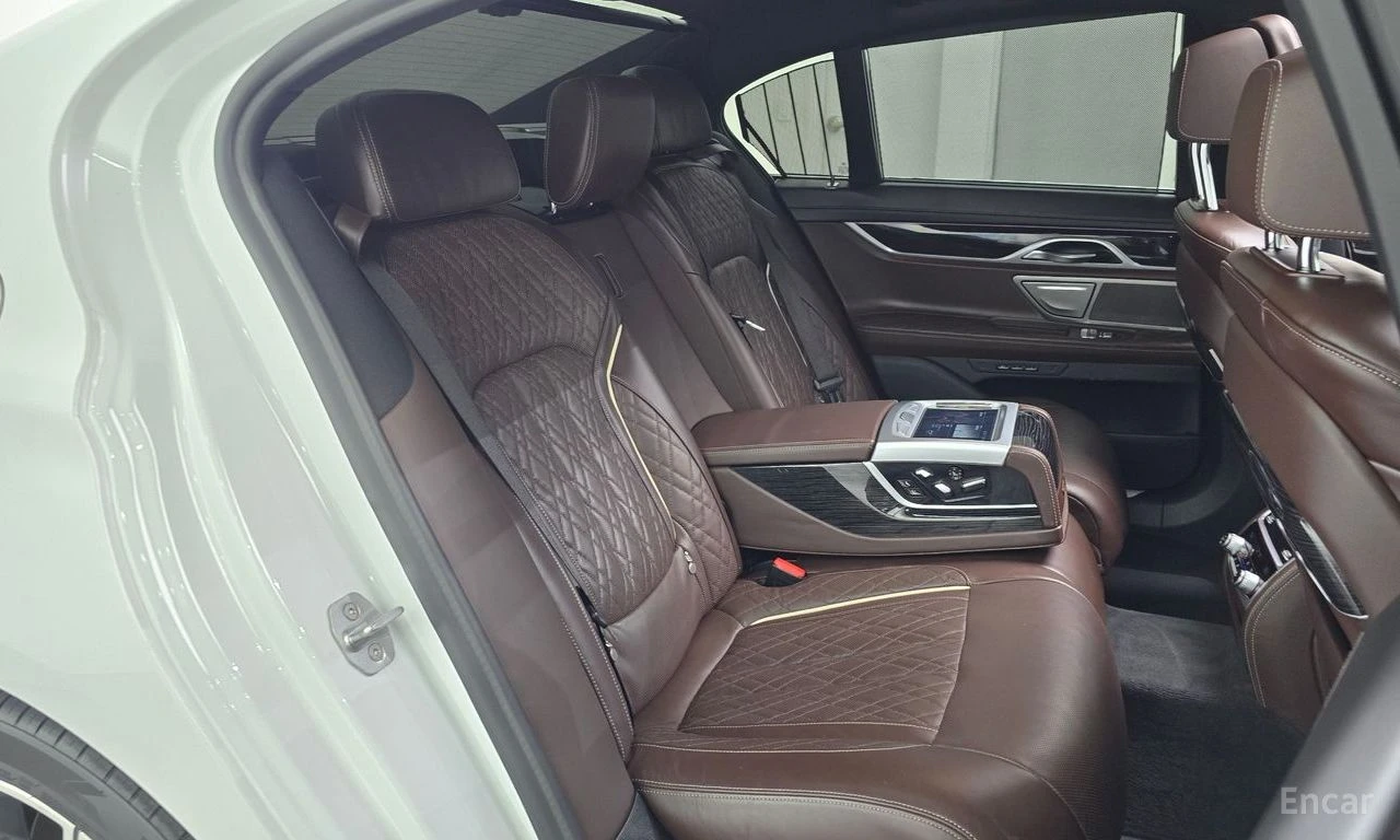 BMW 740 M* SPORT* HARMON* KARDON* ДИГИТАЛНО* ТАБЛО* 360КАМ, снимка 13 - Автомобили и джипове - 55421762