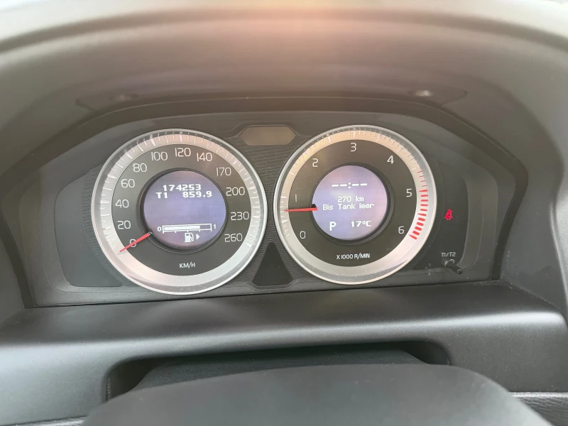 Volvo XC60 2.4 ДИЗЕЛ-ГАЗ 4x4 АВТОМАТИК, снимка 15 - Автомобили и джипове - 52391873