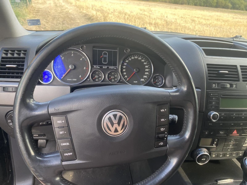 VW Touareg Обслужен!, снимка 4 - Автомобили и джипове - 53125121