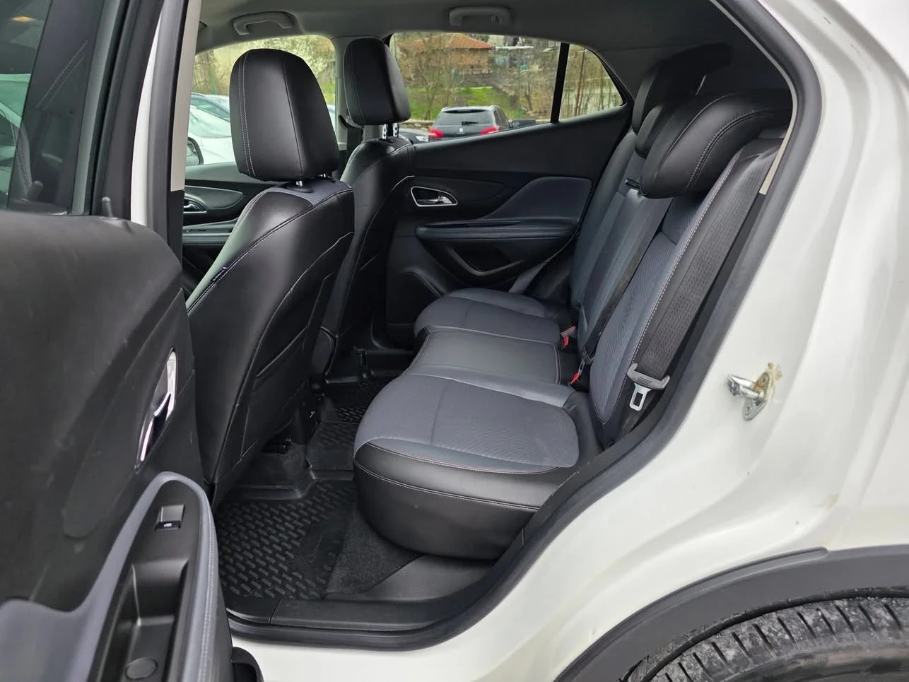 Opel Mokka 1.7CDTI 130K.C. 4X4 / КСЕНОН / ПОЛУ КОЖА / ПОДГРЕВ, снимка 9 - Автомобили и джипове - 54086075