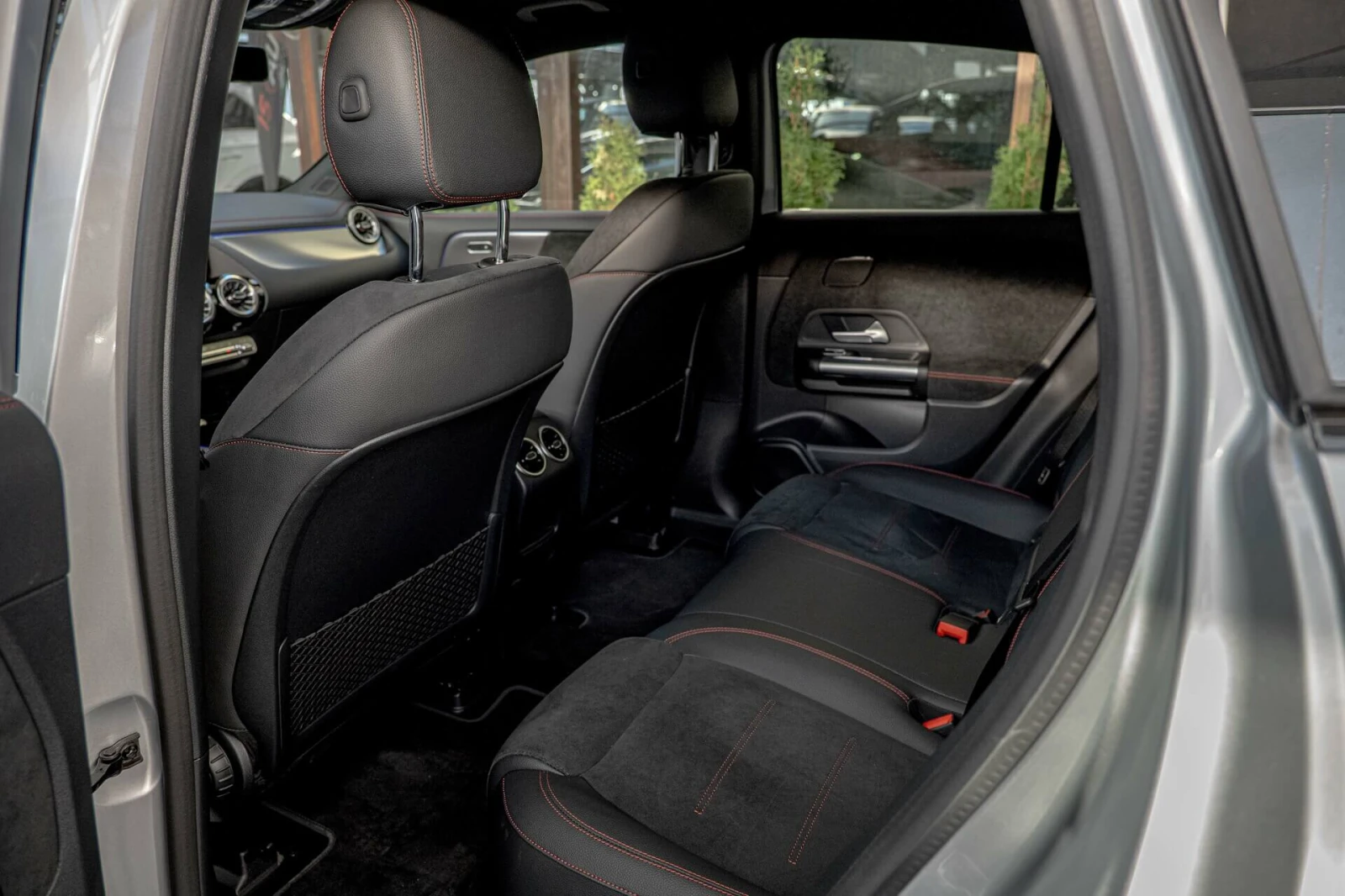 Mercedes-Benz EQA 300/4Matic/Advanced Plus/Ambient/MBUX/Камера, снимка 9 - Автомобили и джипове - 54339197