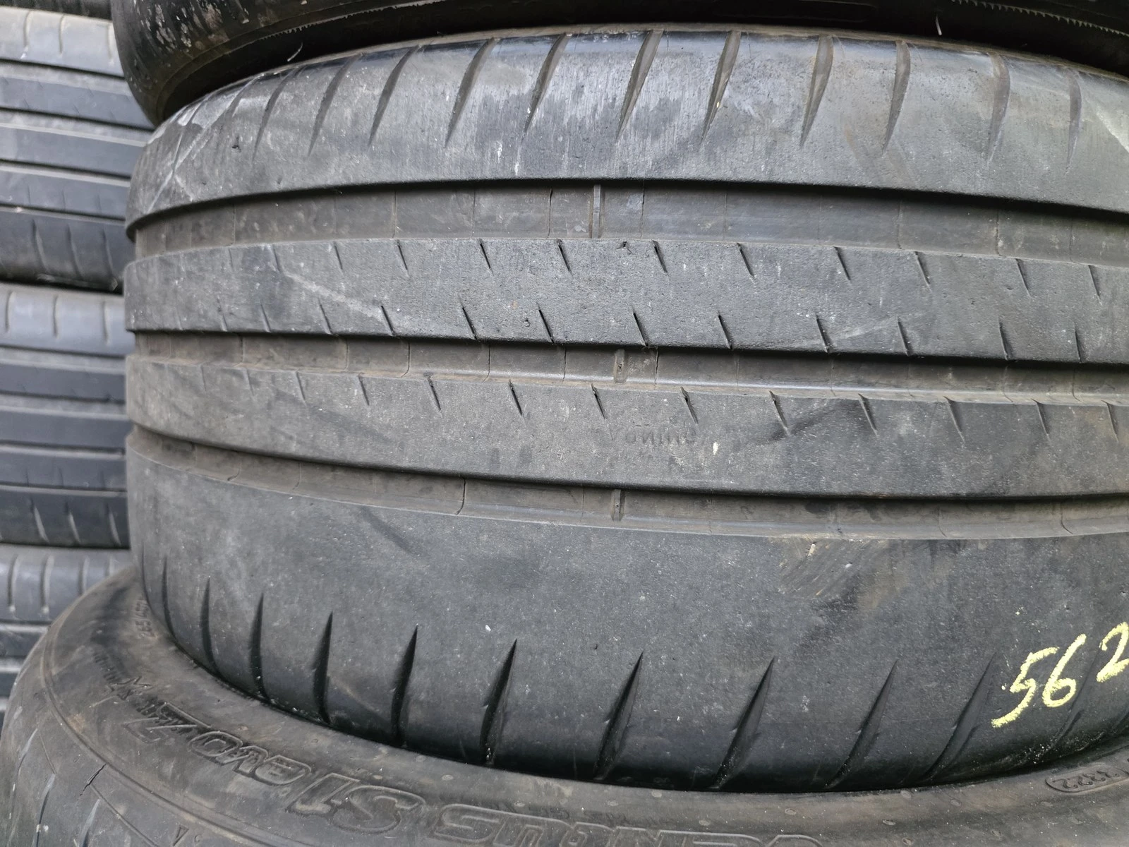 Гуми Летни 235/35R19, снимка 2 - Гуми и джанти - 56724769