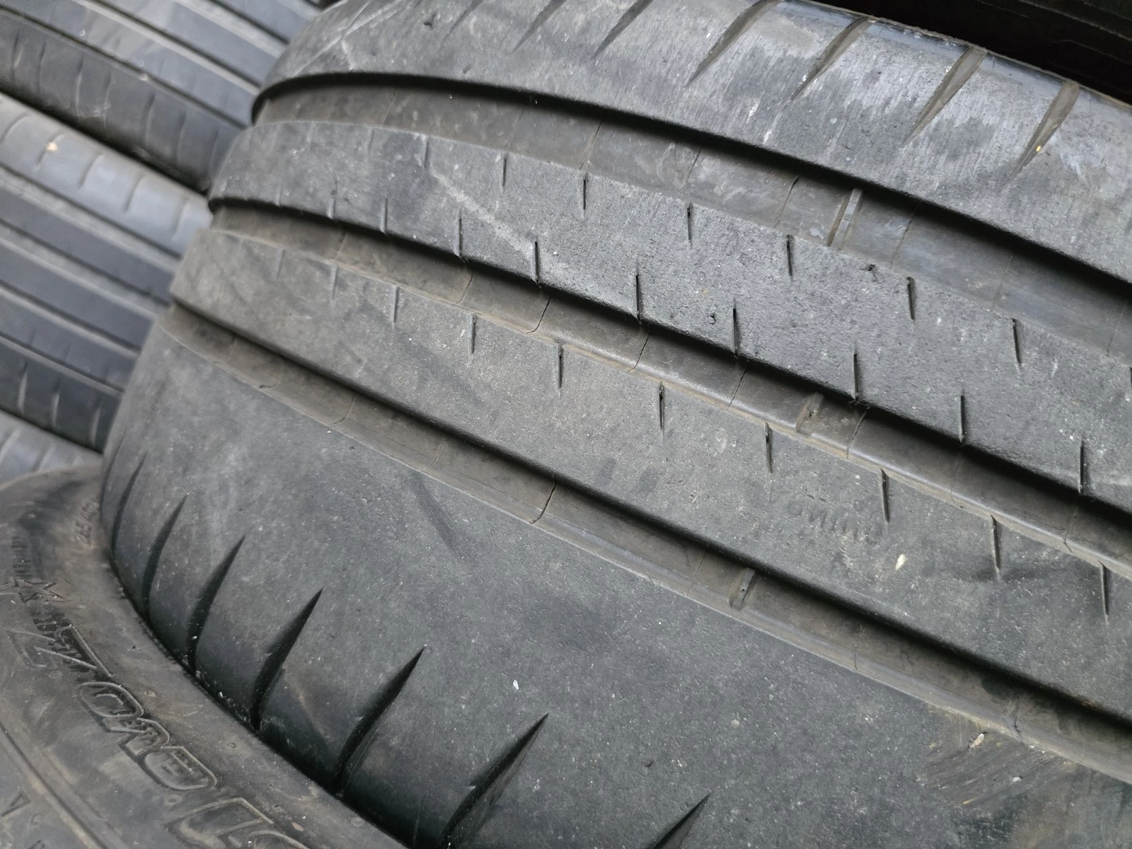 Гуми Летни 235/35R19, снимка 4 - Гуми и джанти - 56724769