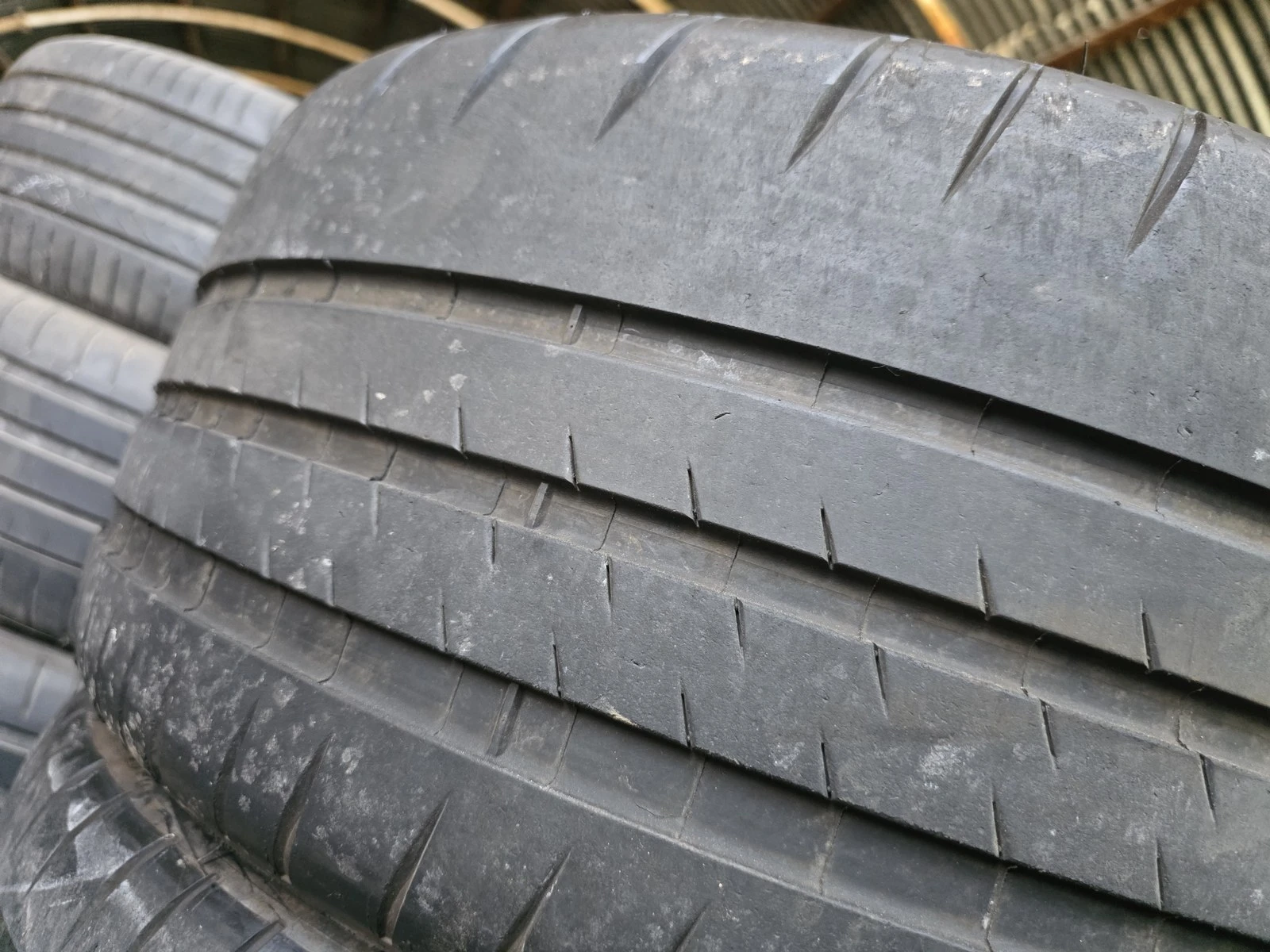 Гуми Летни 235/35R19, снимка 3 - Гуми и джанти - 56724769