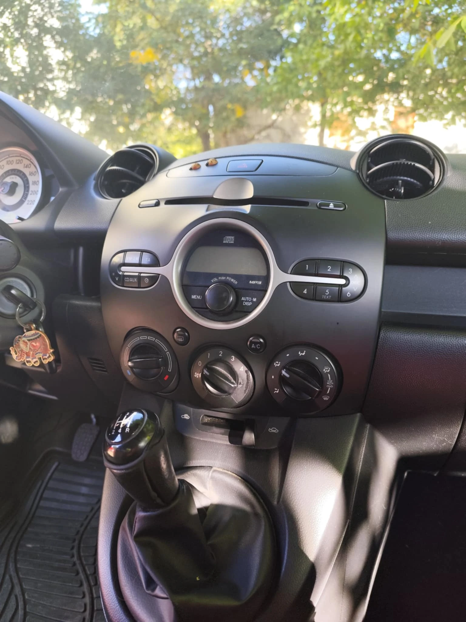 Mazda 2  - изображение 8