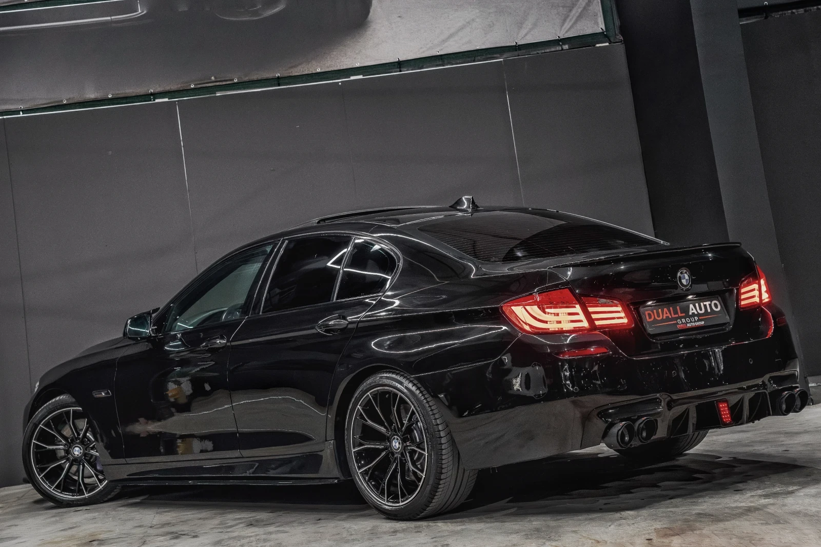 BMW 530 D / M-PERFORMANCE /HUD /AKRAPOVIC /8ZF / SOFTCLOSE - изображение 4