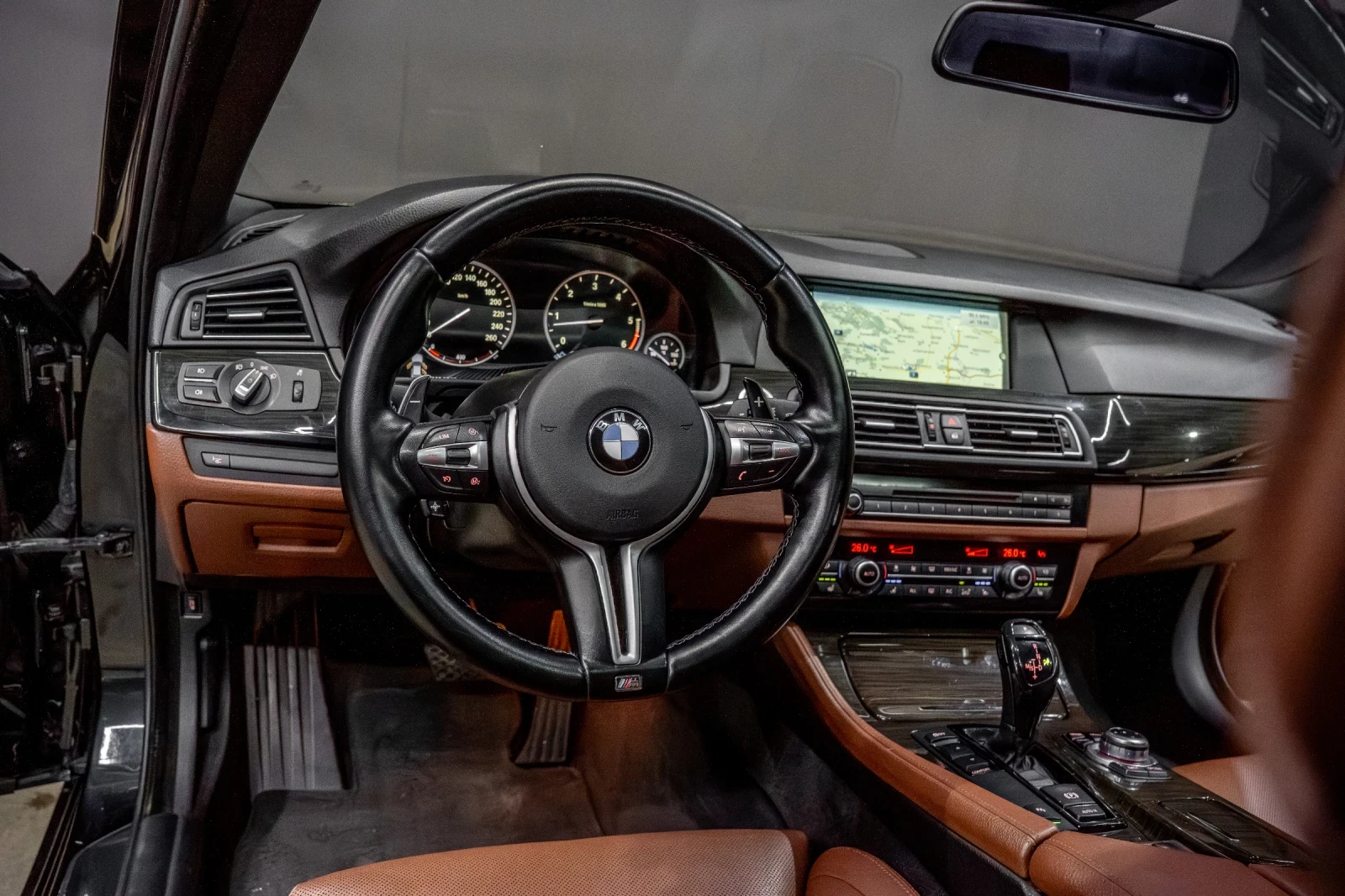 BMW 530 D / M-PERFORMANCE /HUD /AKRAPOVIC /8ZF / SOFTCLOSE, снимка 11 - Автомобили и джипове - 53771823