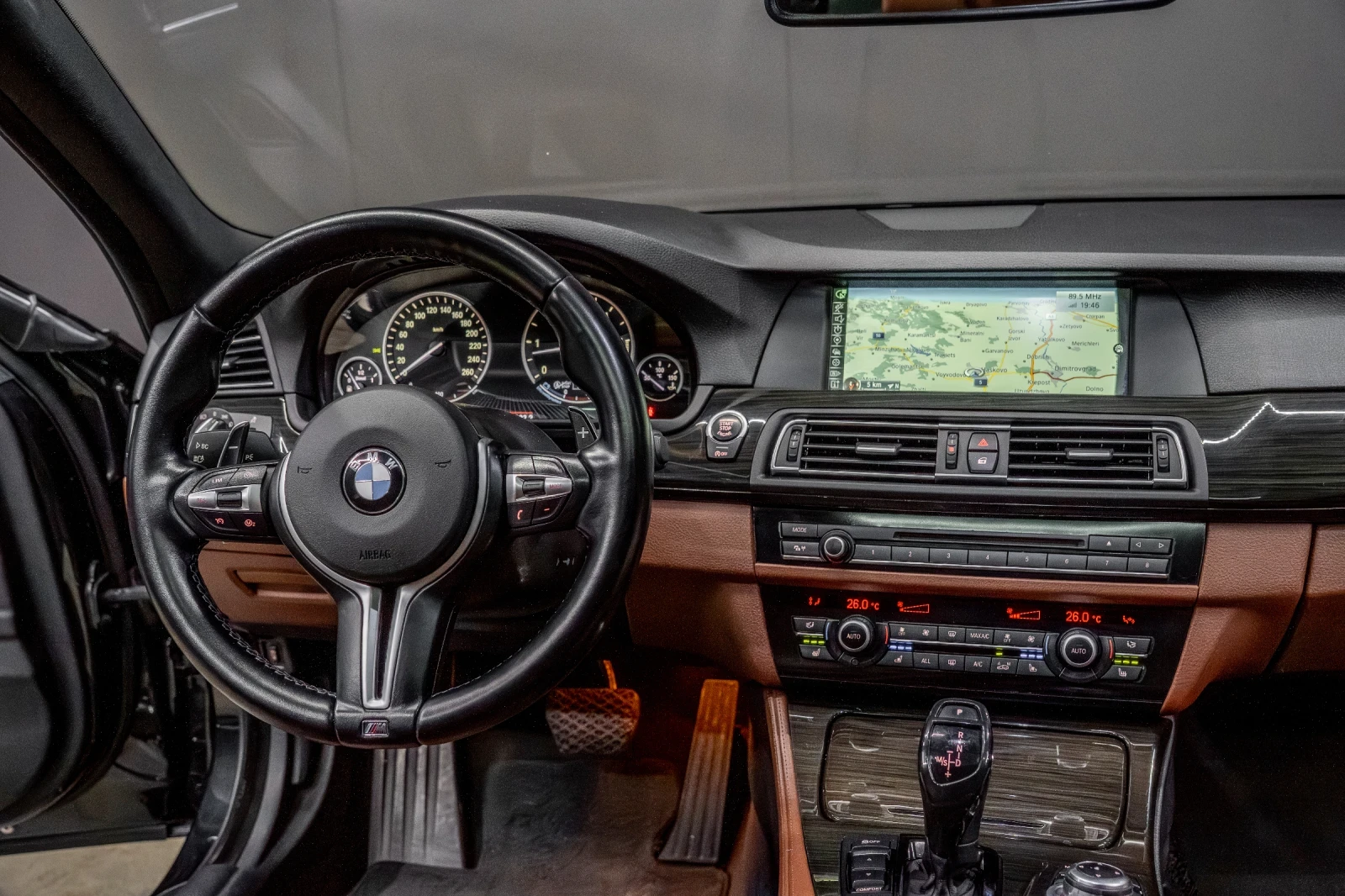 BMW 530 D / M-PERFORMANCE /HUD /AKRAPOVIC /8ZF / SOFTCLOSE, снимка 12 - Автомобили и джипове - 53771823