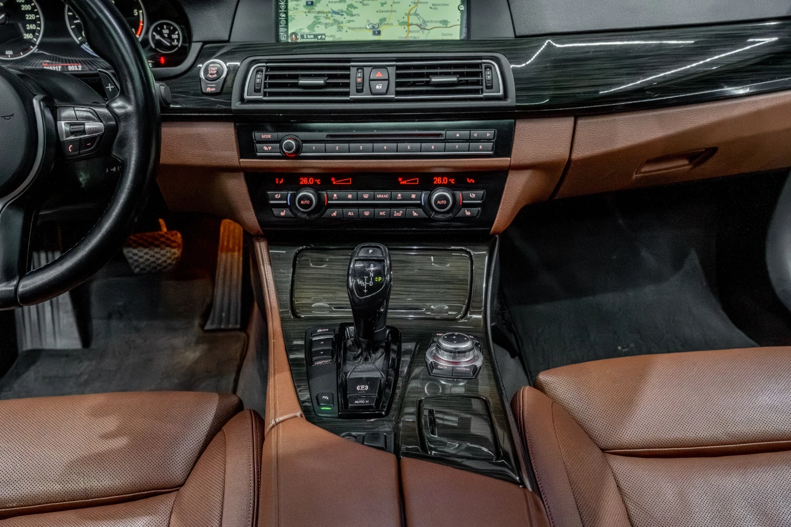 BMW 530 D / M-PERFORMANCE /HUD /AKRAPOVIC /8ZF / SOFTCLOSE, снимка 13 - Автомобили и джипове - 53771823