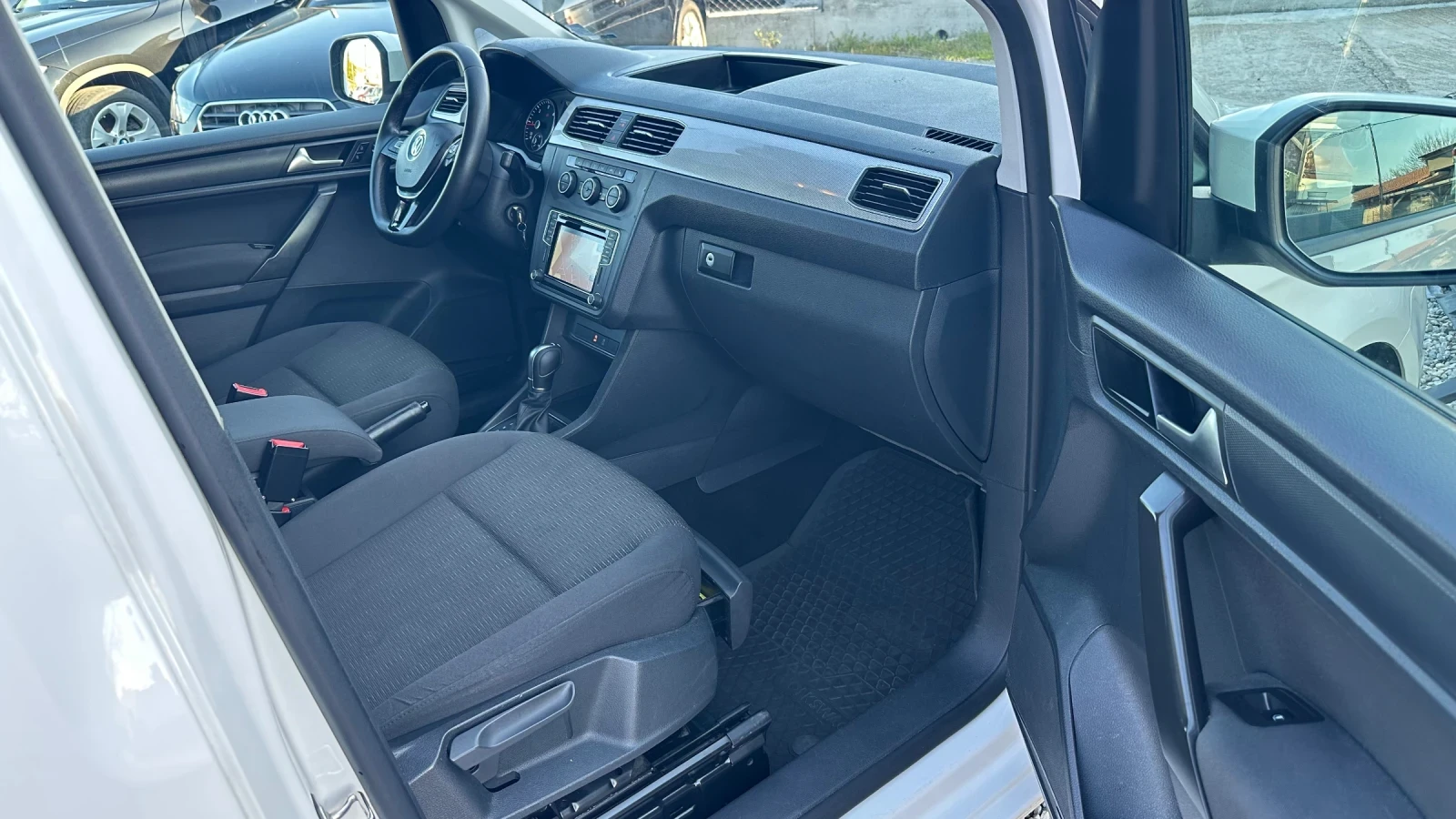 VW Caddy 2.0TDI 4MOTION, снимка 13 - Автомобили и джипове - 54101536