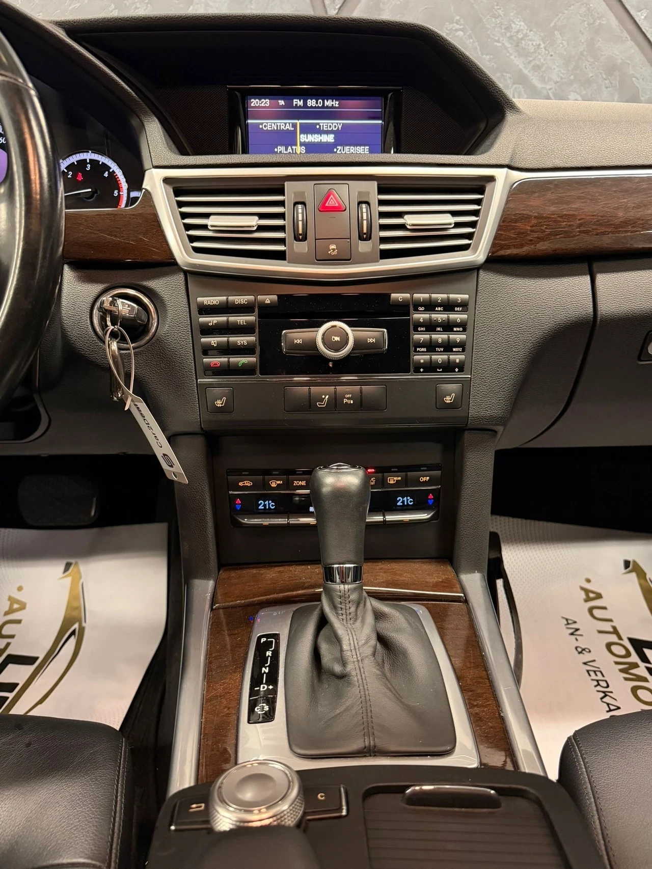 Mercedes-Benz E 220, снимка 10 - Автомобили и джипове - 54423922