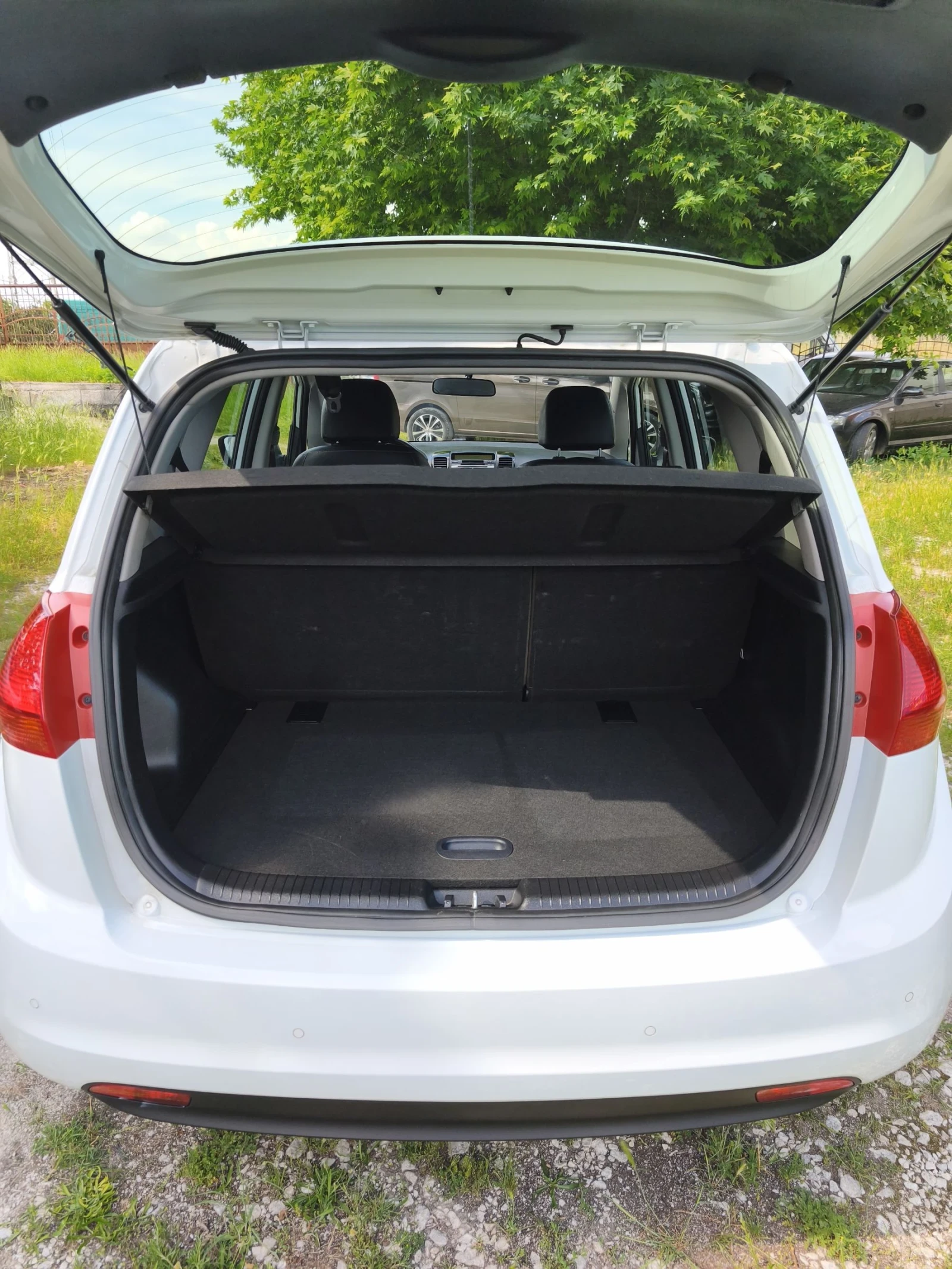 Kia Venga 1.6 CRDI 128 ks., снимка 12 - Автомобили и джипове - 54824670