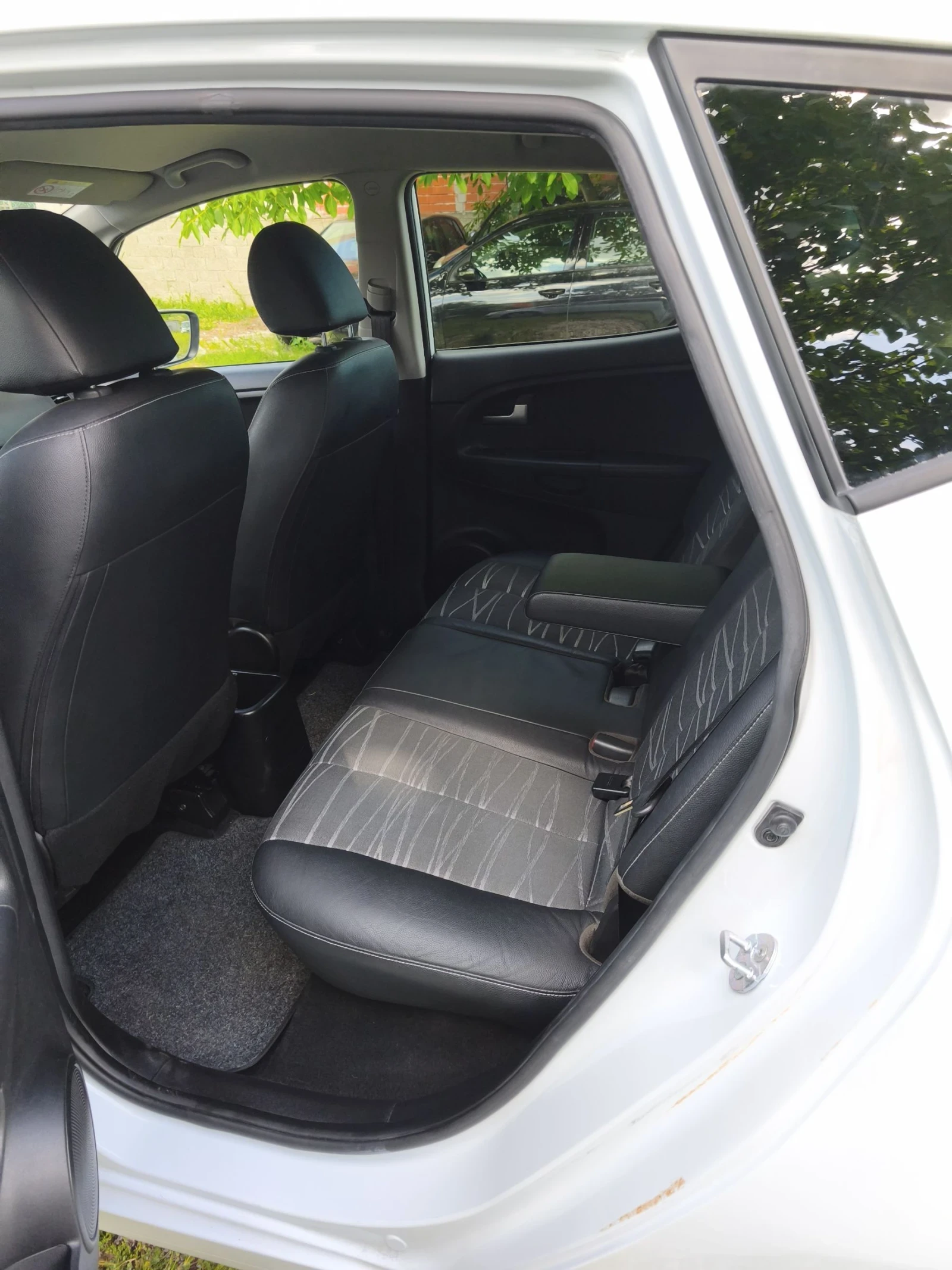 Kia Venga 1.6 CRDI 128 ks., снимка 10 - Автомобили и джипове - 54824670