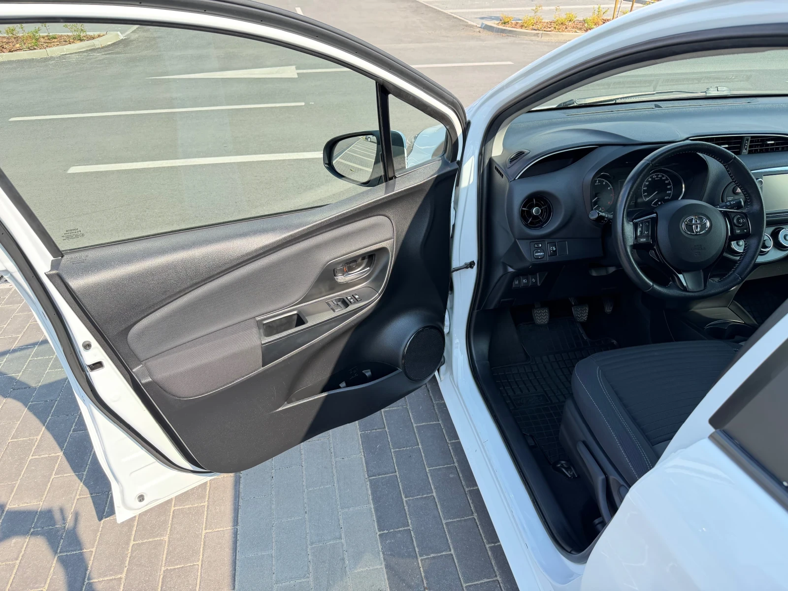 Toyota Yaris 1.5 VVT-iE, снимка 8 - Автомобили и джипове - 55979037