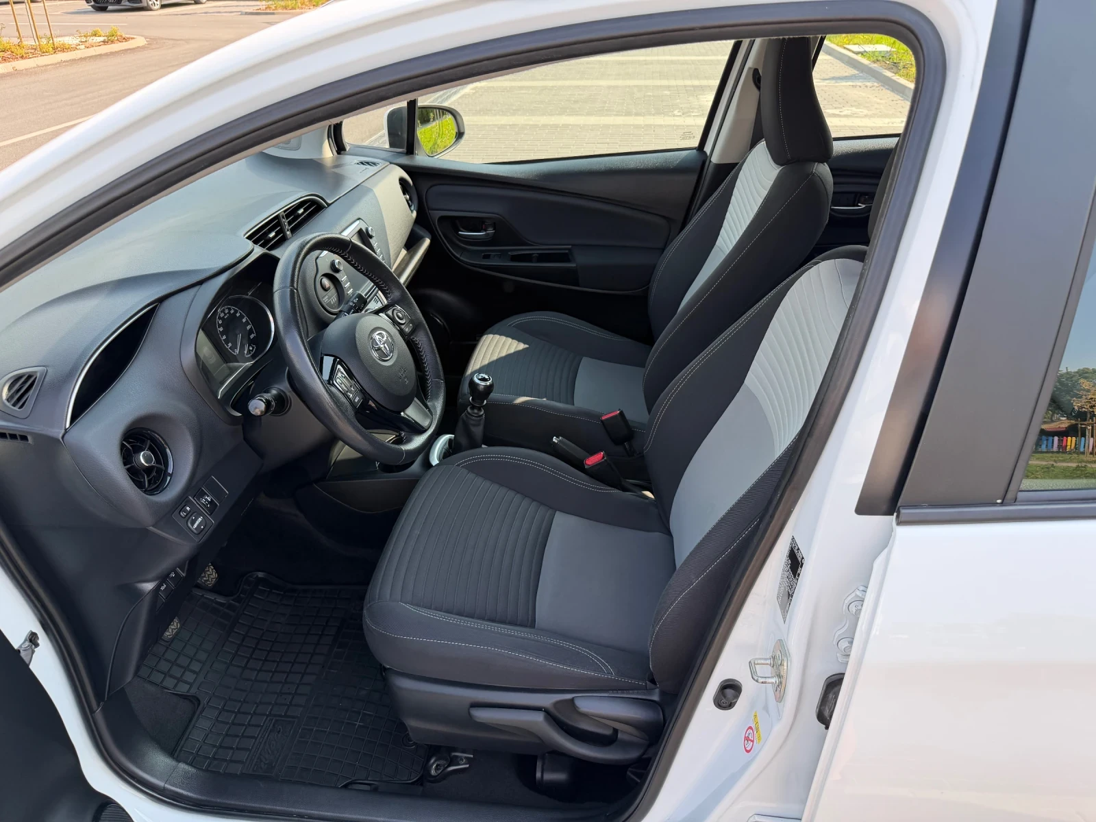Toyota Yaris 1.5 VVT-iE, снимка 10 - Автомобили и джипове - 55979037