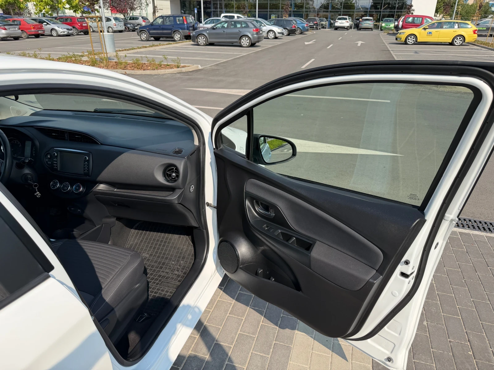 Toyota Yaris 1.5 VVT-iE, снимка 13 - Автомобили и джипове - 55979037