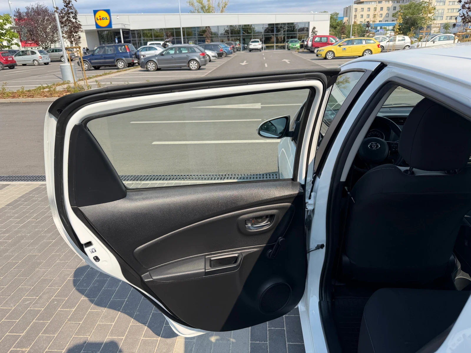 Toyota Yaris 1.5 VVT-iE, снимка 11 - Автомобили и джипове - 55979037