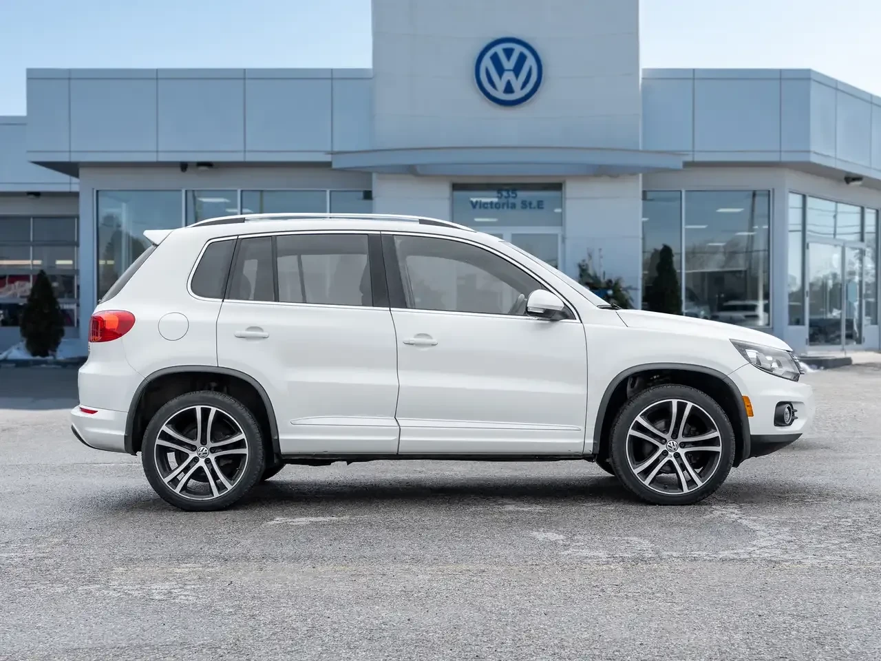 VW Tiguan 2.0 TSI 4MOTION| R-LINE| FENDER AUDIO| PANO| КАФЯВ, снимка 5 - Автомобили и джипове - 54855070