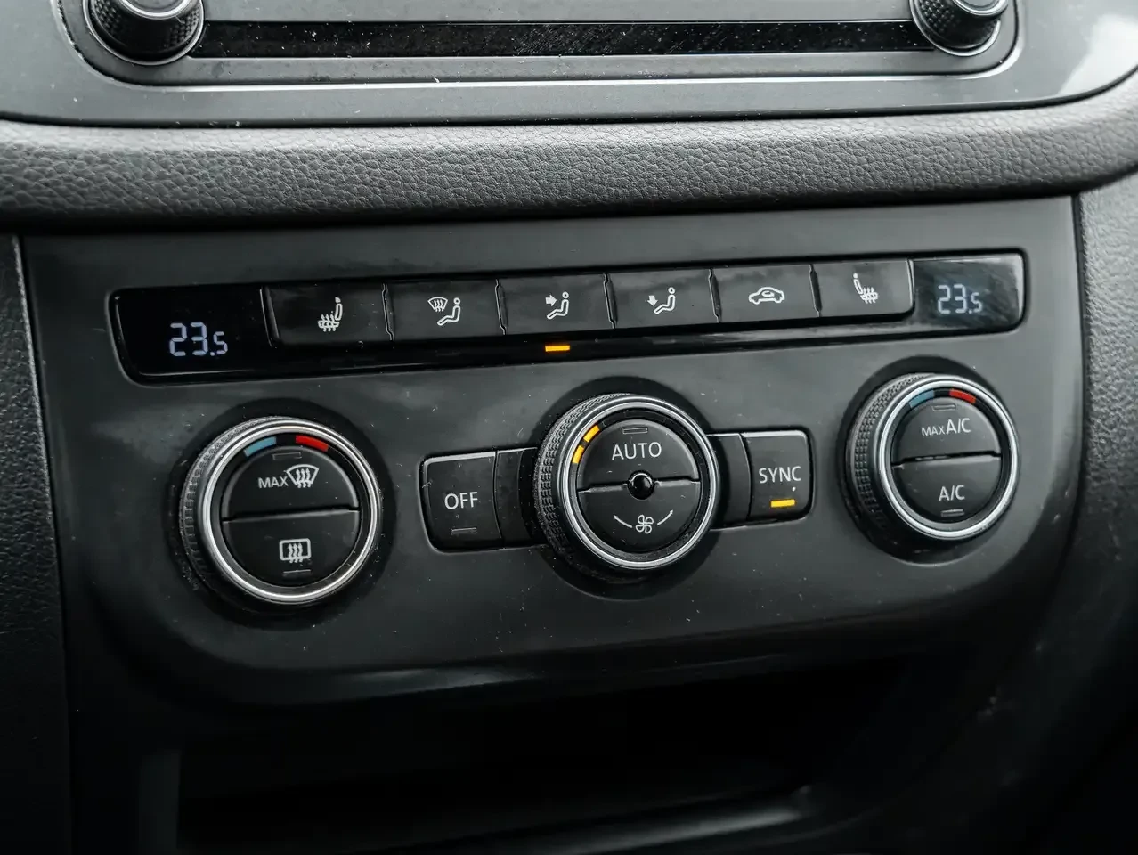 VW Tiguan 2.0 TSI 4MOTION| R-LINE| FENDER AUDIO| PANO| КАФЯВ, снимка 17 - Автомобили и джипове - 54855070