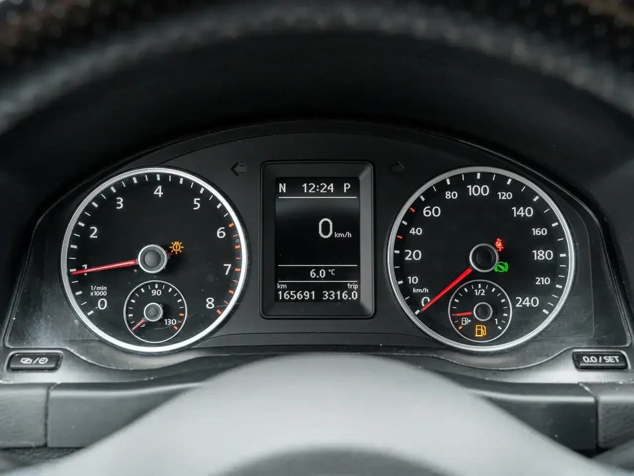 VW Tiguan 2.0 TSI 4MOTION| R-LINE| FENDER AUDIO| PANO| КАФЯВ, снимка 10 - Автомобили и джипове - 54855070