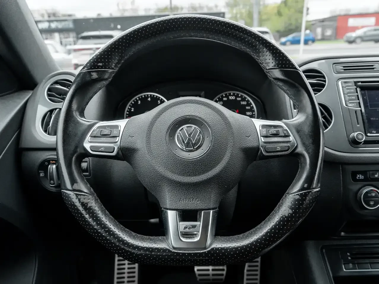 VW Tiguan 2.0 TSI 4MOTION| R-LINE| FENDER AUDIO| PANO| КАФЯВ, снимка 9 - Автомобили и джипове - 54855070