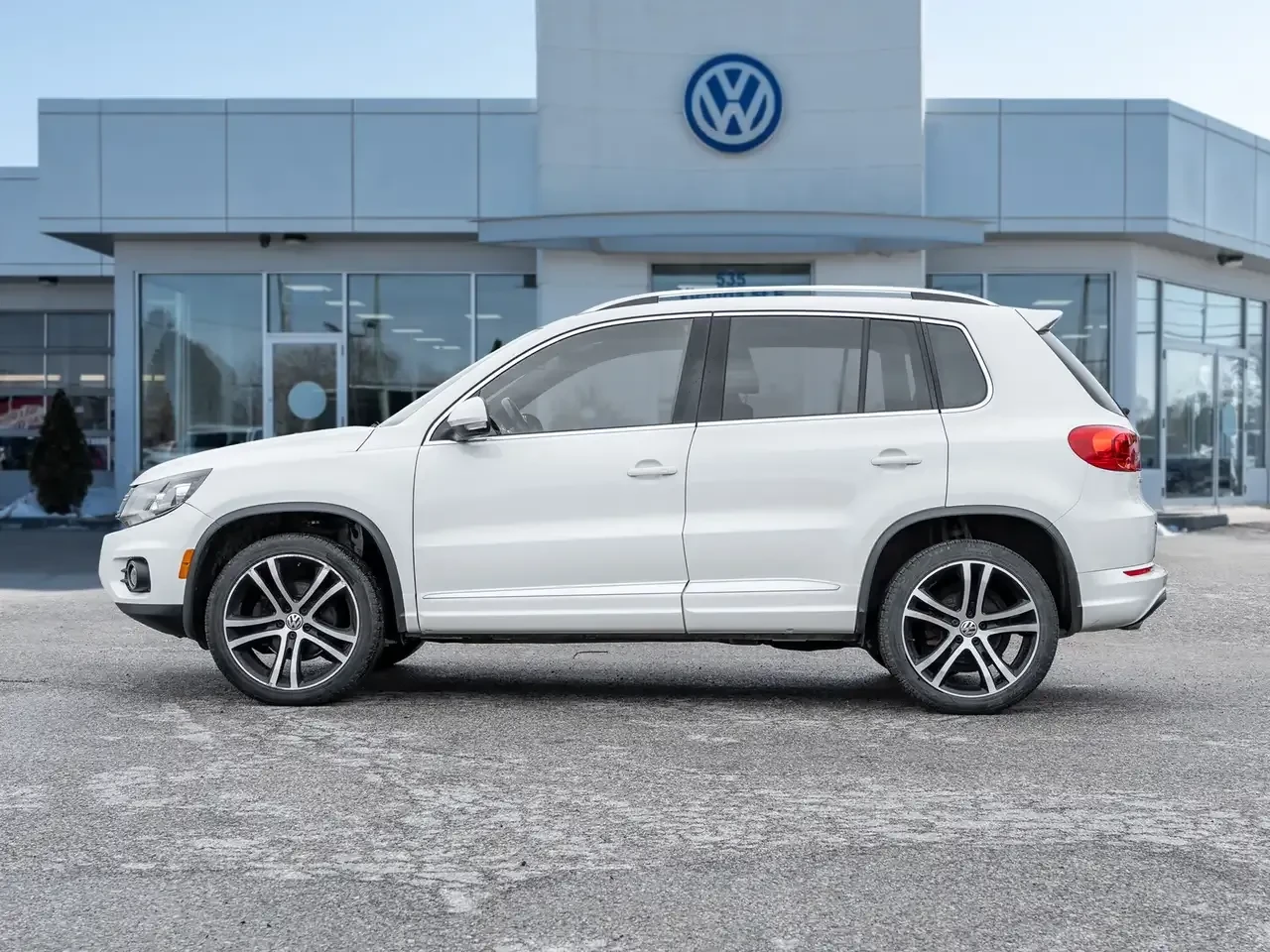 VW Tiguan 2.0 TSI 4MOTION| R-LINE| FENDER AUDIO| PANO| КАФЯВ, снимка 3 - Автомобили и джипове - 54855070