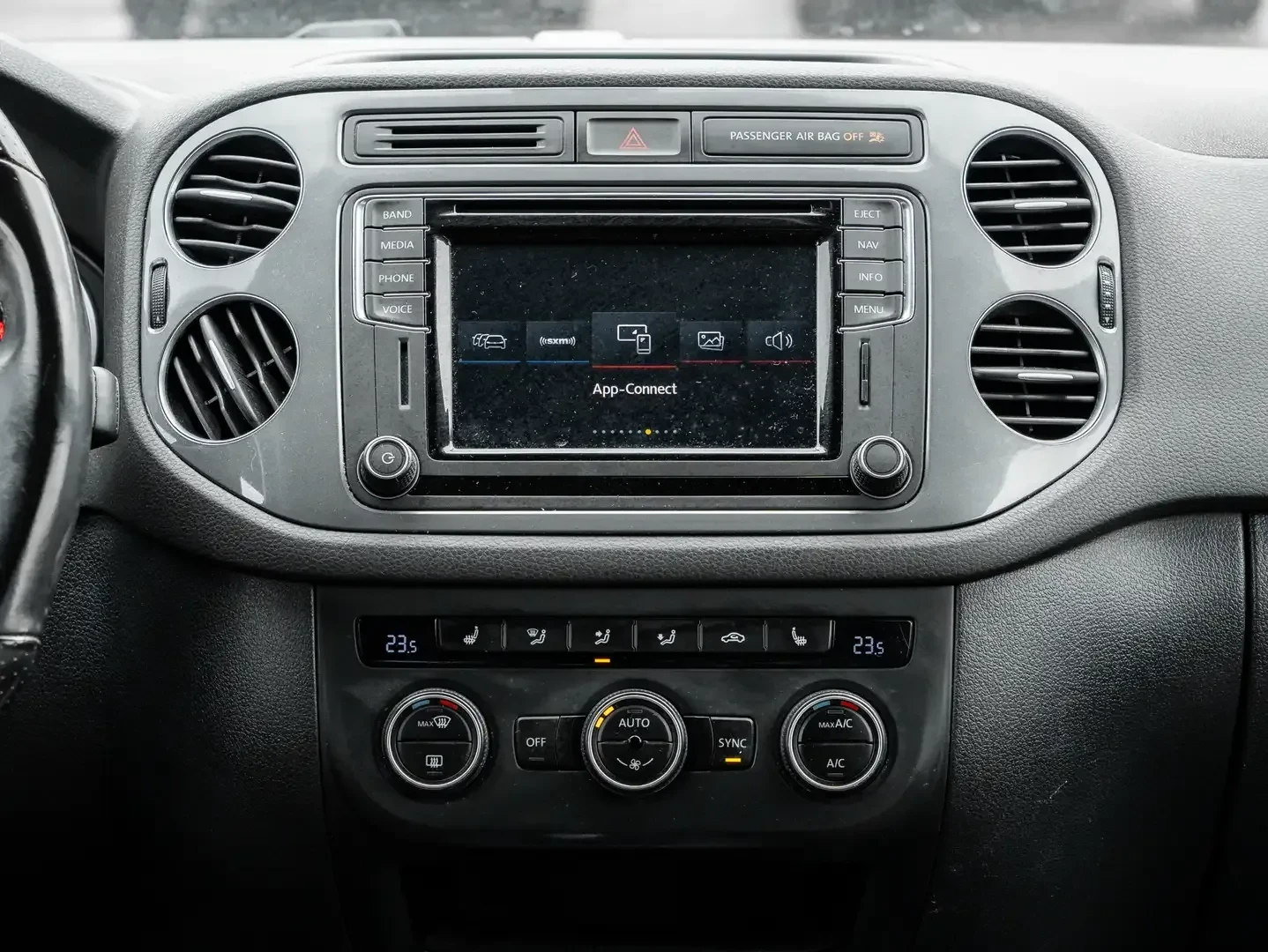 VW Tiguan 2.0 TSI 4MOTION| R-LINE| FENDER AUDIO| PANO| КАФЯВ, снимка 8 - Автомобили и джипове - 54855070