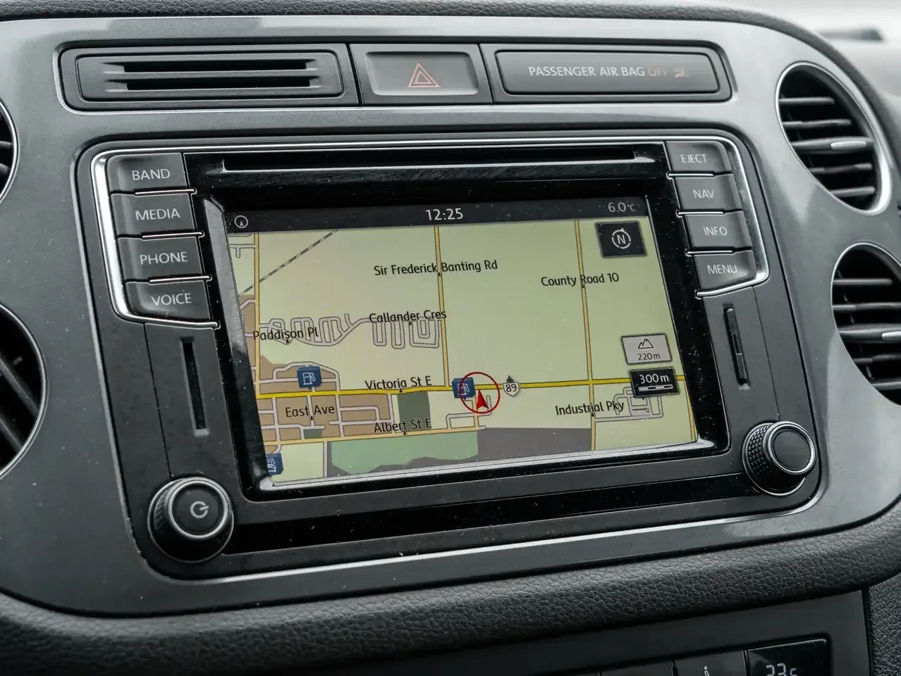 VW Tiguan 2.0 TSI 4MOTION| R-LINE| FENDER AUDIO| PANO| КАФЯВ, снимка 11 - Автомобили и джипове - 54855070
