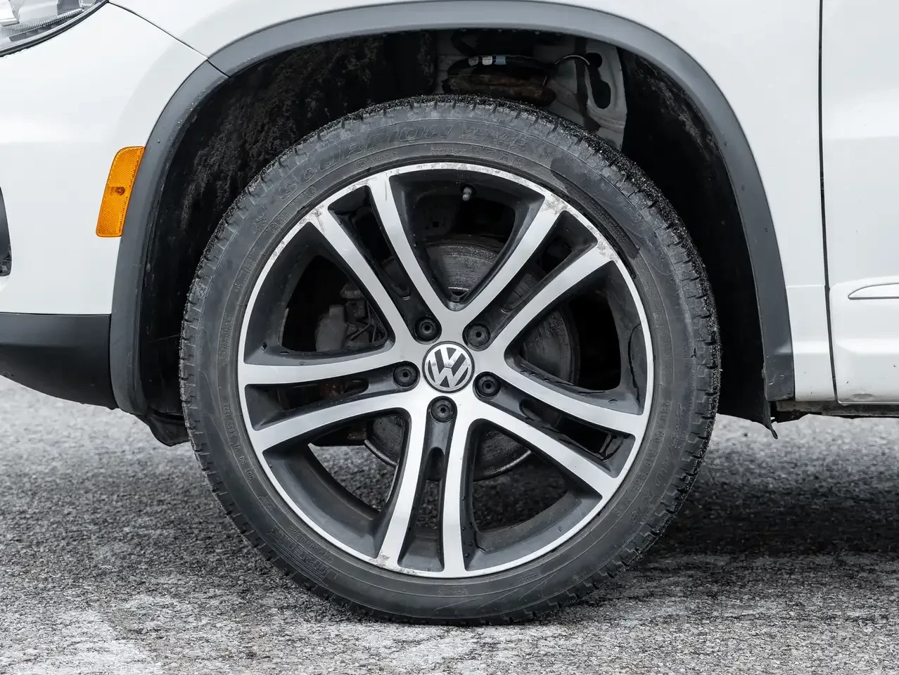 VW Tiguan 2.0 TSI 4MOTION| R-LINE| FENDER AUDIO| PANO| КАФЯВ, снимка 4 - Автомобили и джипове - 54855070