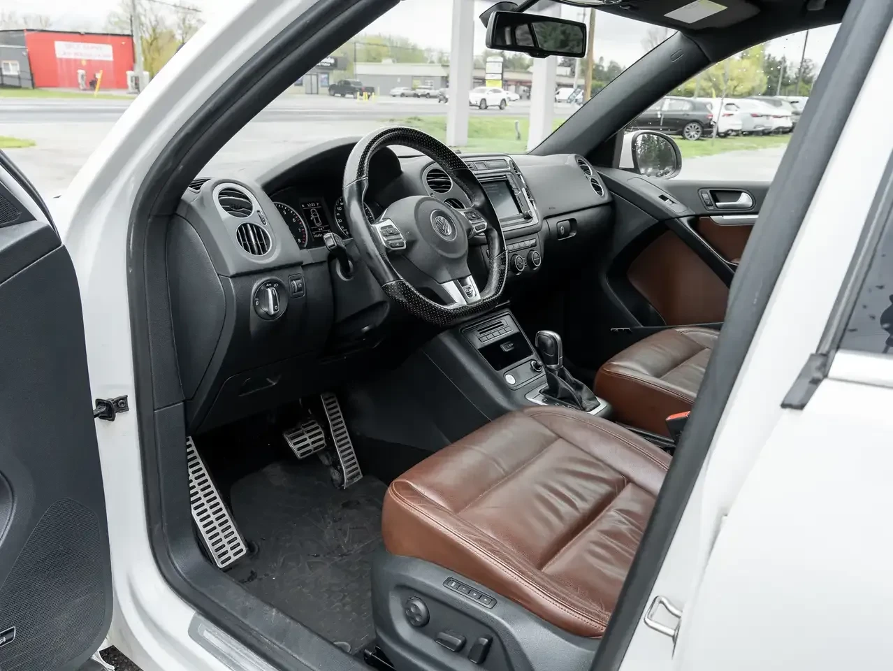 VW Tiguan 2.0 TSI 4MOTION| R-LINE| FENDER AUDIO| PANO| КАФЯВ, снимка 7 - Автомобили и джипове - 54855070