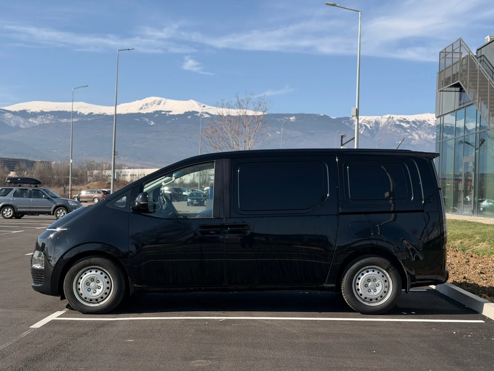 Hyundai Staria 2.2crdi Лизинг през Уникредит по 285 евро, снимка 4 - Автомобили и джипове - 53485804