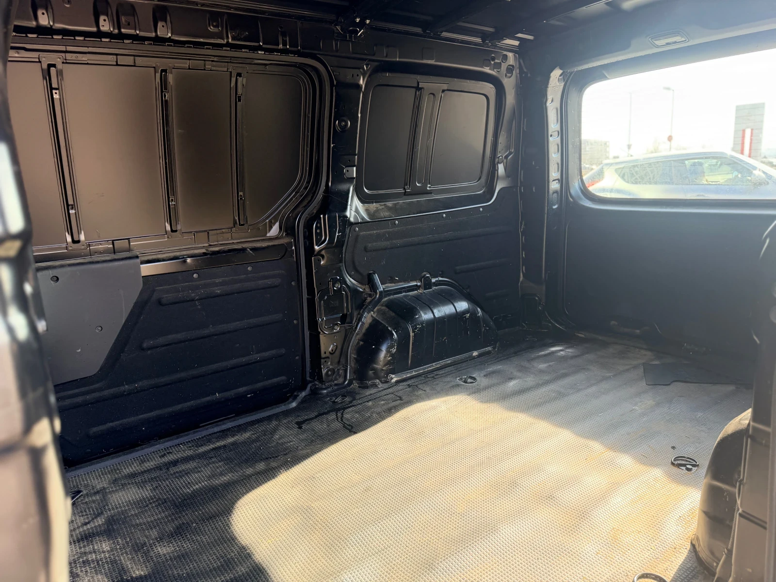 Hyundai Staria 2.2crdi Лизинг през Уникредит по 285 евро, снимка 13 - Автомобили и джипове - 53485804