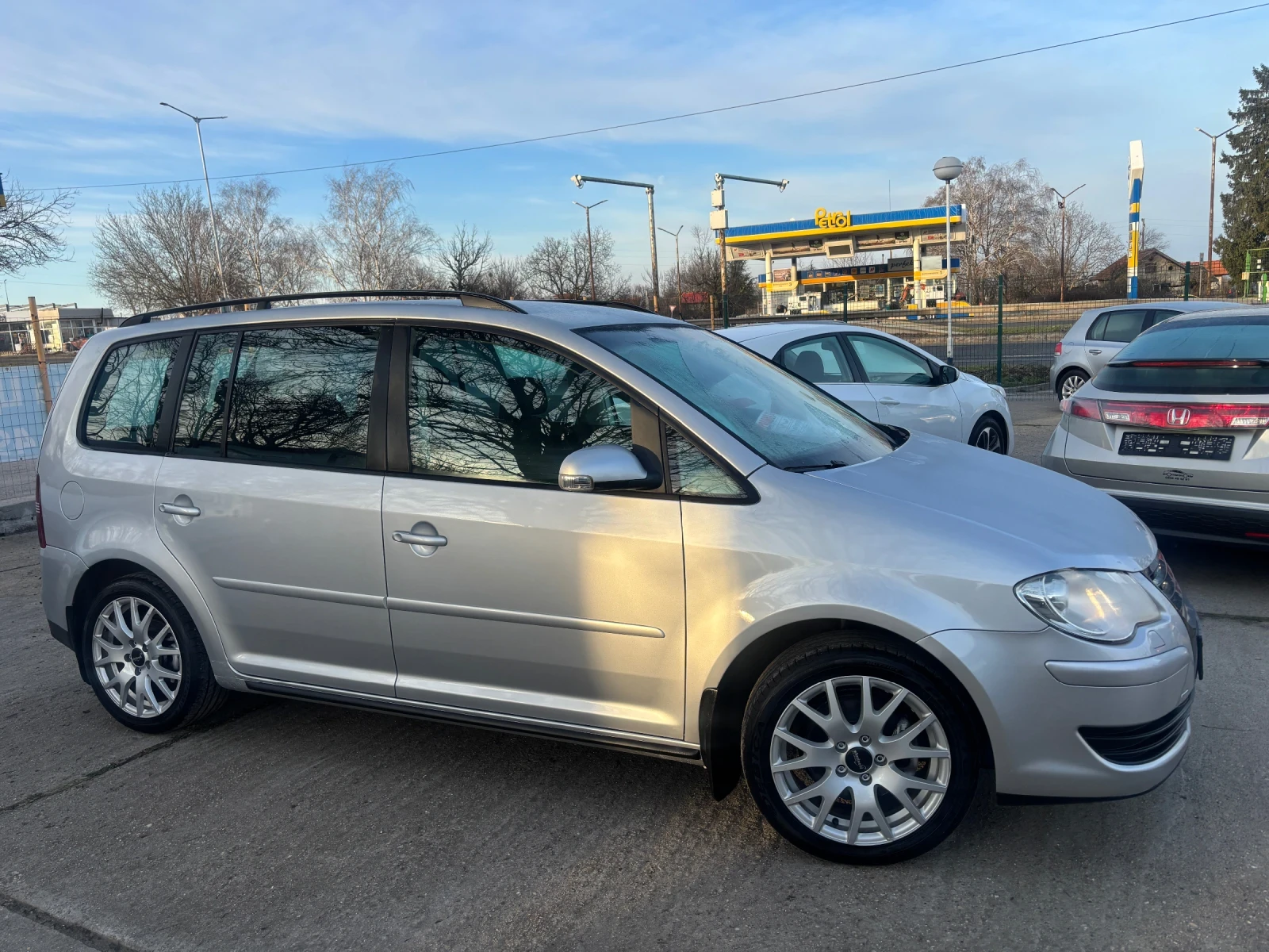 VW Touran 2009+ ФЕЙС+ 1.9TDI+ 105кс+ НАВИ+ 4 ЗГУМИ, снимка 3 - Автомобили и джипове - 53754964