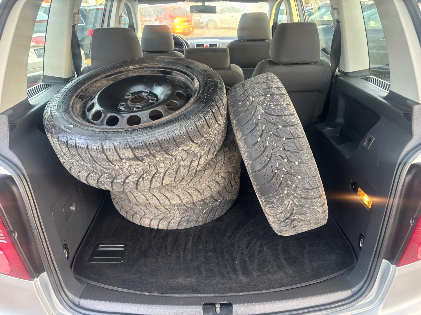 VW Touran 2009+ ФЕЙС+ 1.9TDI+ 105кс+ НАВИ+ 4 ЗГУМИ, снимка 8 - Автомобили и джипове - 53754964