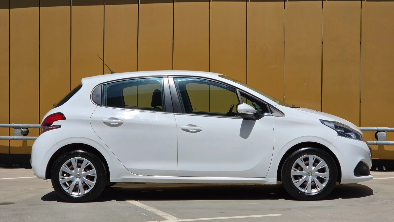 Peugeot 208 1.5 blue-hdi, снимка 4 - Автомобили и джипове - 55459608