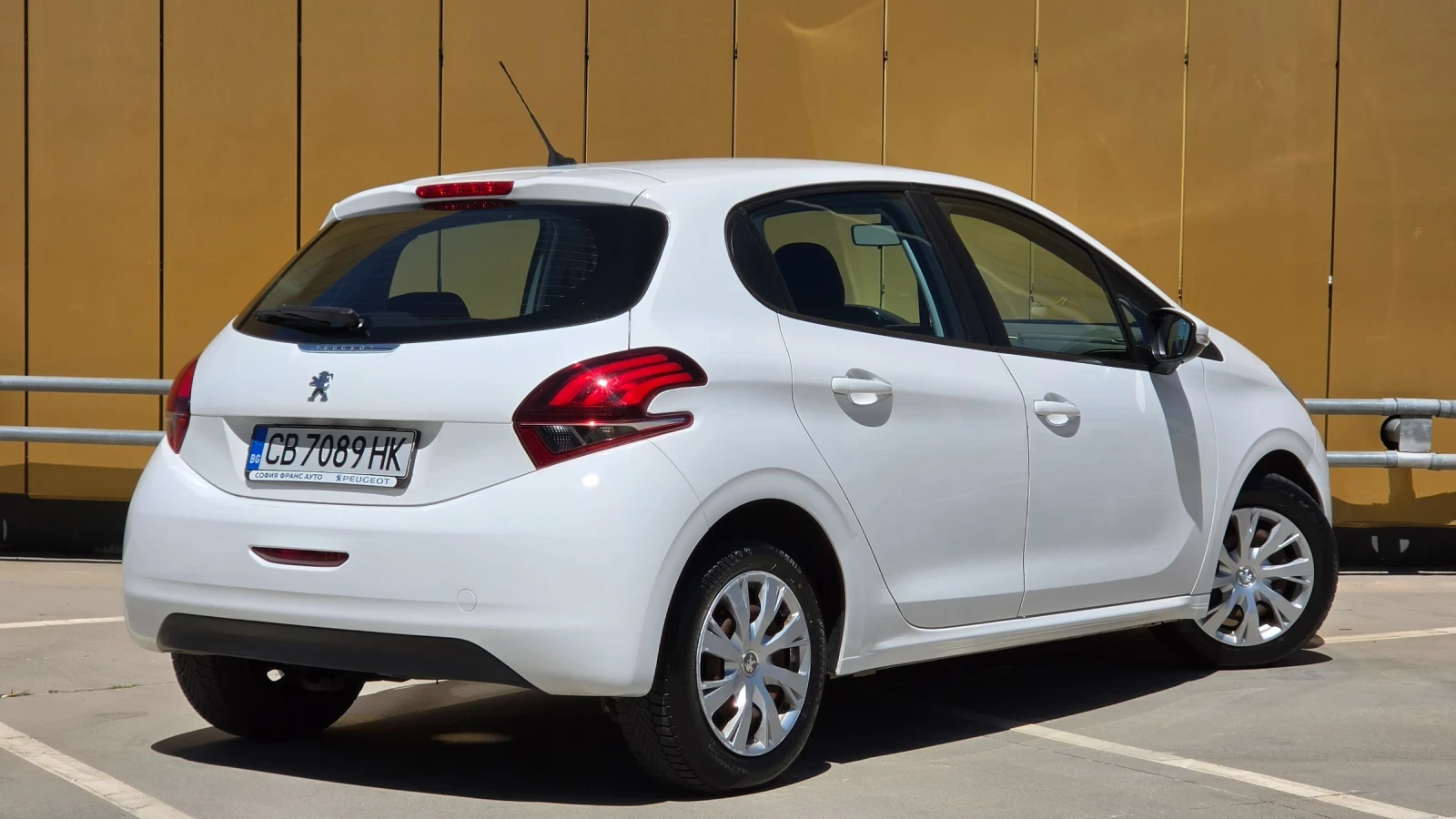 Peugeot 208 1.5 blue-hdi, снимка 5 - Автомобили и джипове - 55459608