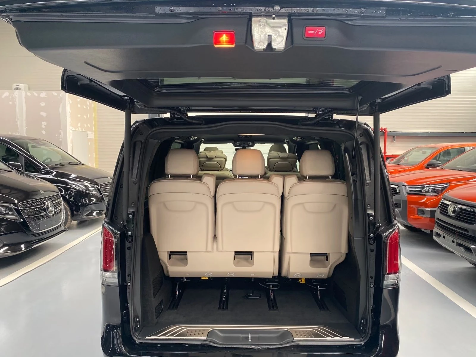 Mercedes-Benz V 300 VIP SEATS / LONG / EXCLUSIVE / PANO / 360 / , снимка 17 - Автомобили и джипове - 55831412