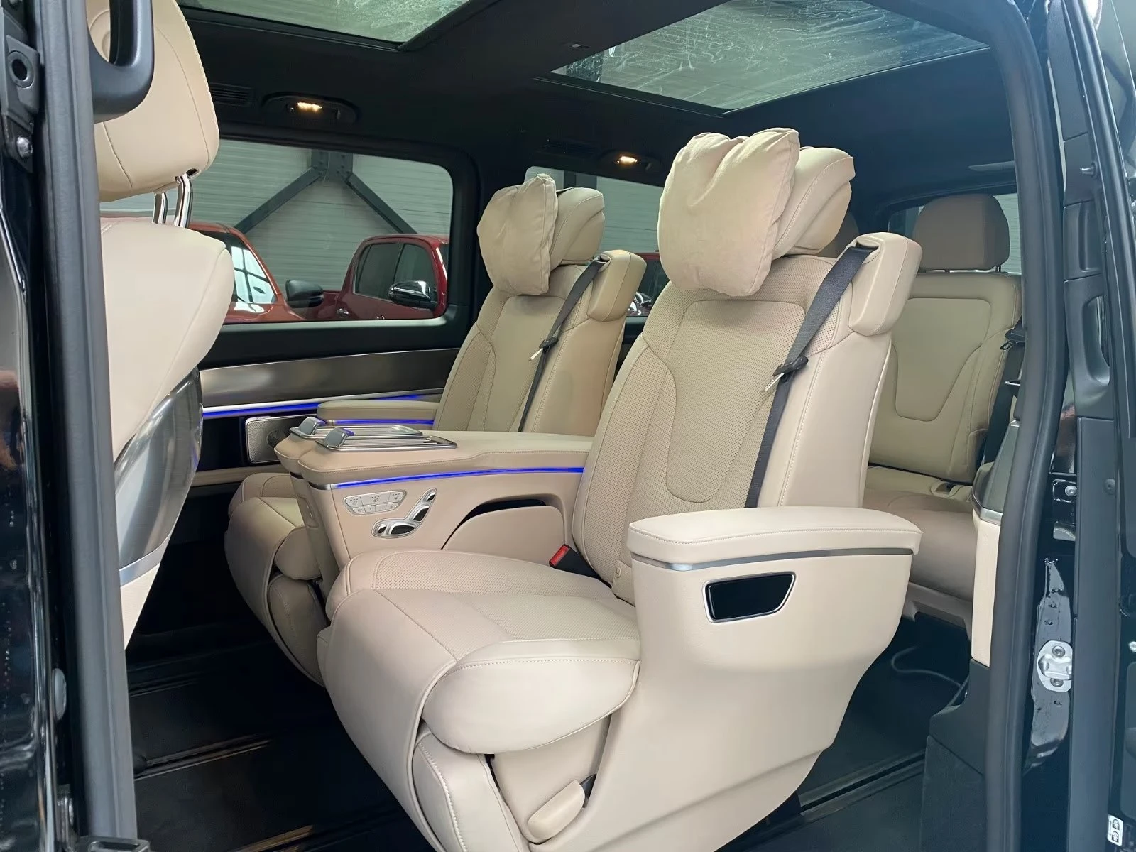Mercedes-Benz V 300 VIP SEATS / LONG / EXCLUSIVE / PANO / 360 / , снимка 12 - Автомобили и джипове - 55831412
