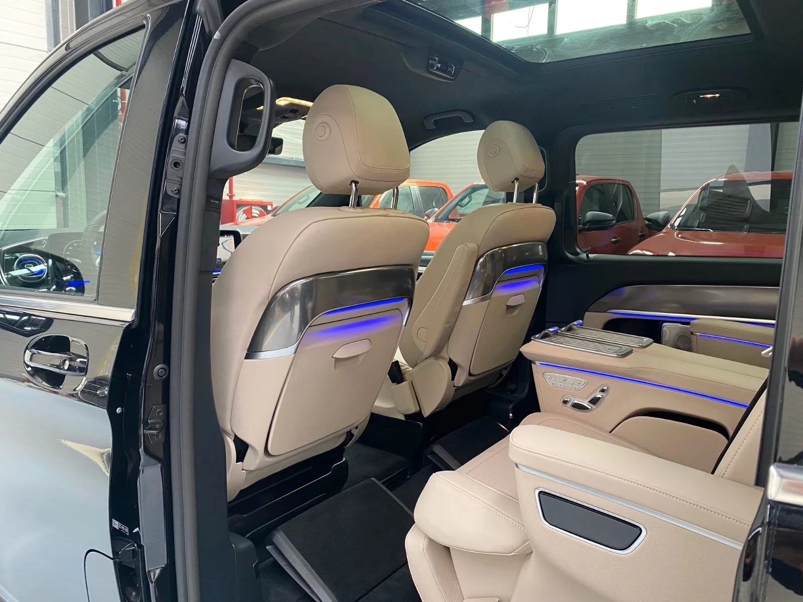 Mercedes-Benz V 300 VIP SEATS / LONG / EXCLUSIVE / PANO / 360 / , снимка 11 - Автомобили и джипове - 55831412
