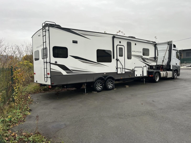 Каравана Други avalanche