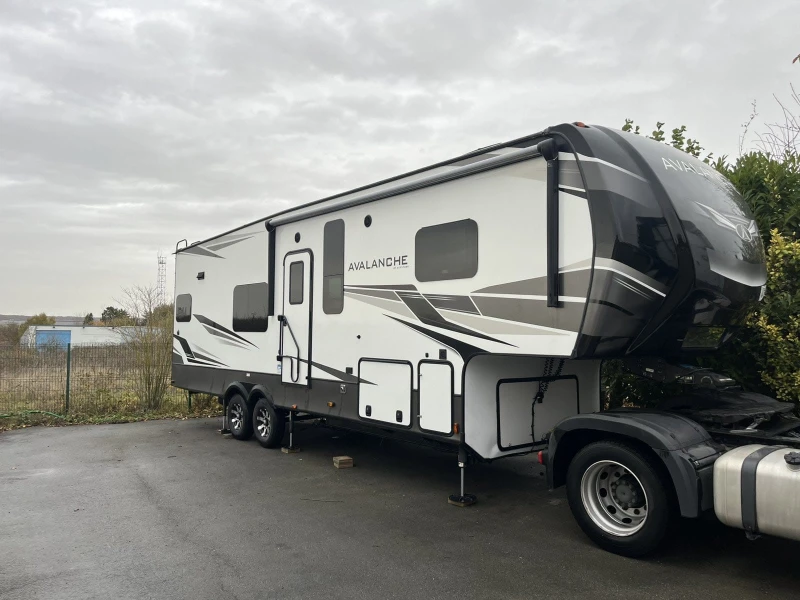 Каравана Други avalanche, снимка 5 - Каравани и кемпери - 52662227