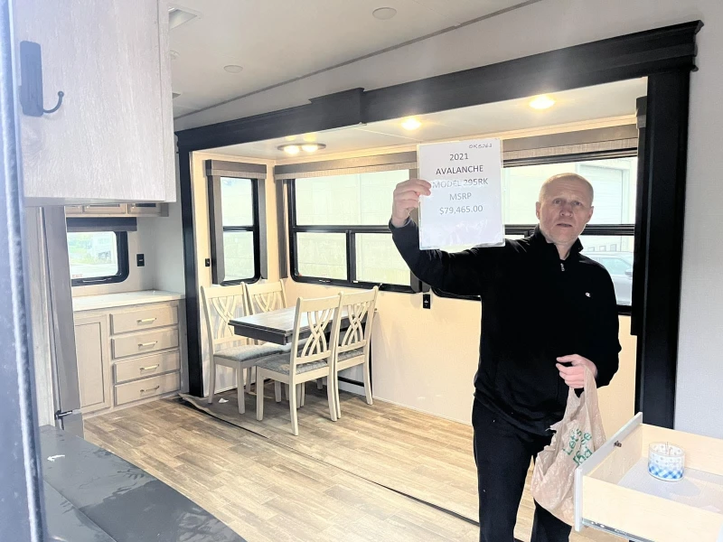 Каравана Други avalanche, снимка 12 - Каравани и кемпери - 52662227