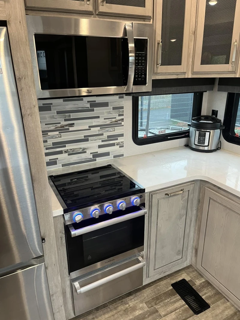 Каравана Други avalanche, снимка 11 - Каравани и кемпери - 52662227