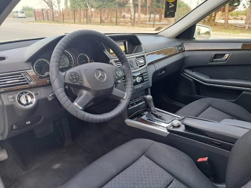 Mercedes-Benz E 220, снимка 6 - Автомобили и джипове - 48185841