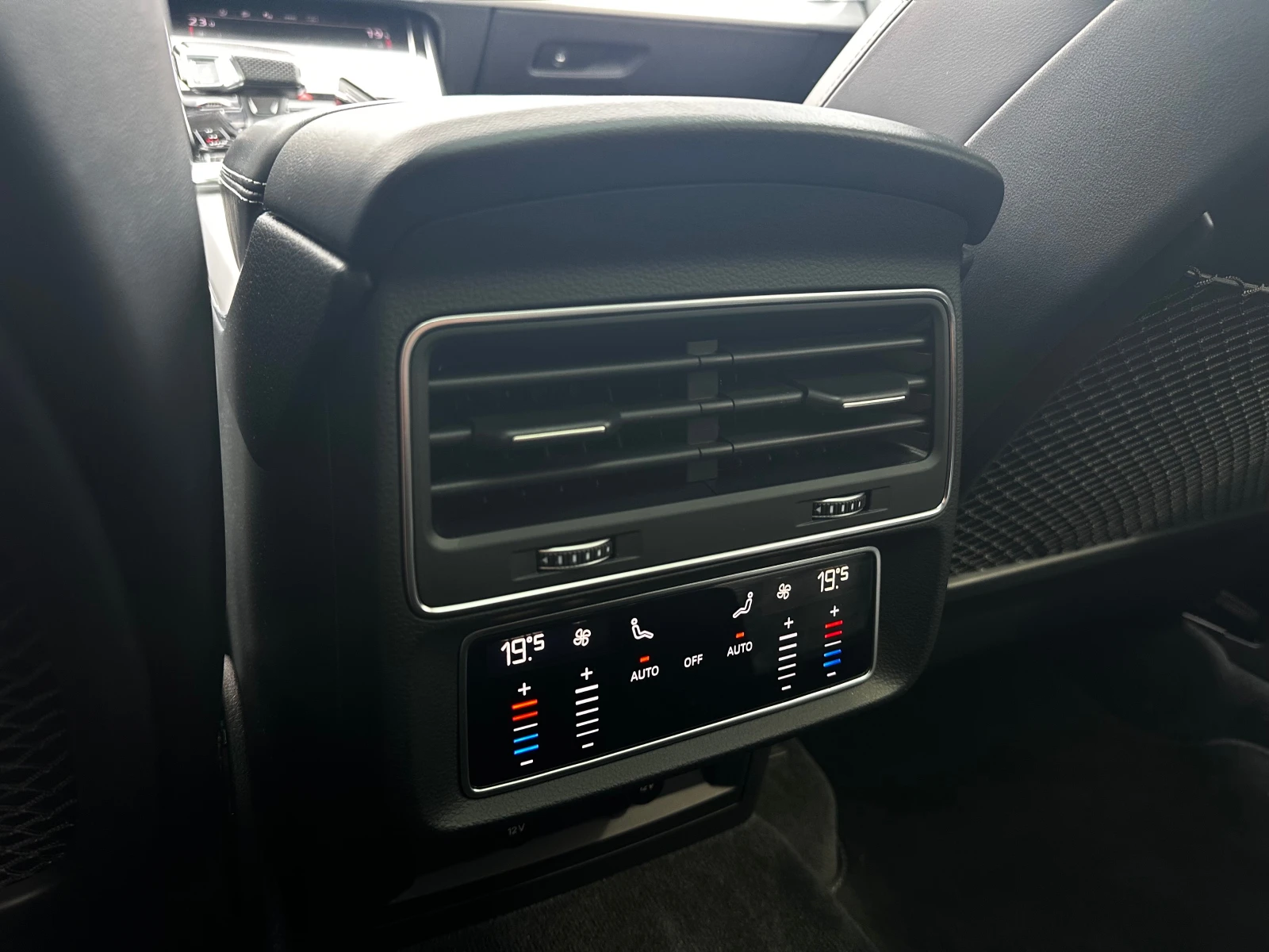 Audi SQ8 4.0TFSI 507к.с* CarbonCeramic, снимка 13 - Автомобили и джипове - 56161425