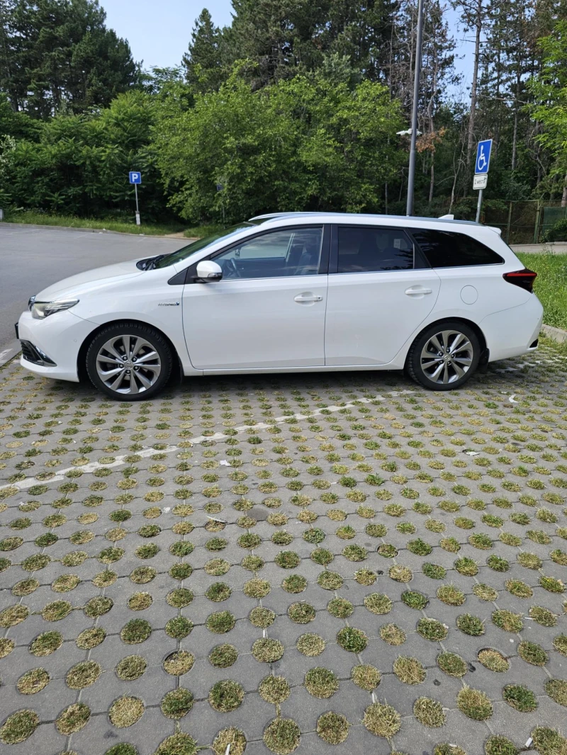 Toyota Auris HSD HIGH Plus (Chic Xtra), снимка 3 - Автомобили и джипове - 51843779